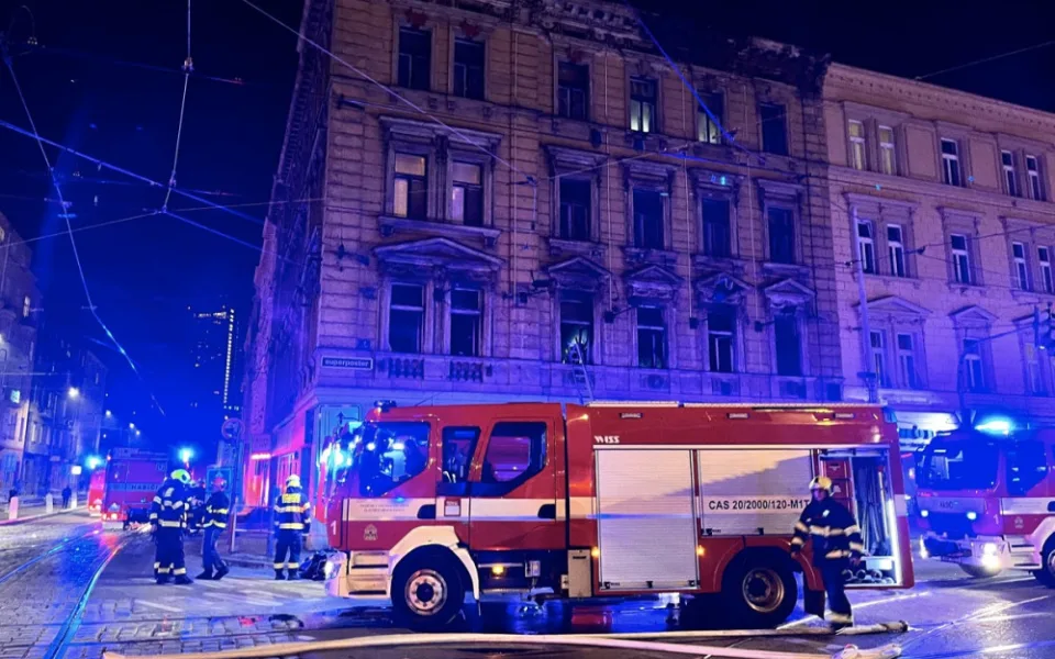 V Nuslích hořel dům. Hasiči z něj zachránili sedm lidí