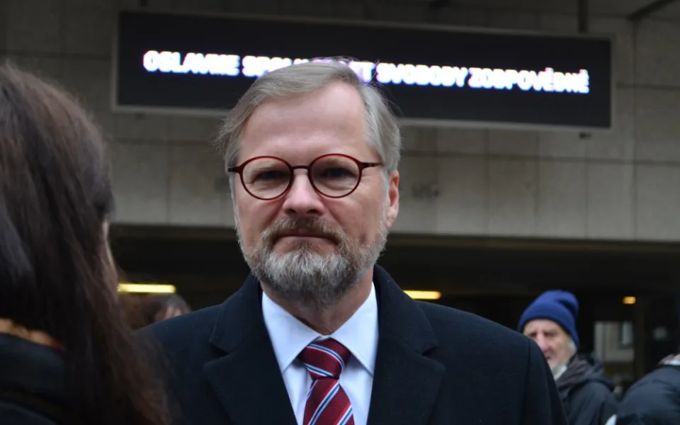 Lidé na Národní zpívali hymnu s Fialou, Rakušanovi děkovali. Dorazil i Kalousek