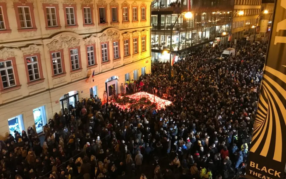 Antirouškaři, hymna s Fialou i Modlitba pro Martu. Desetitisíce lidí dnes zaplnily Národní třídu