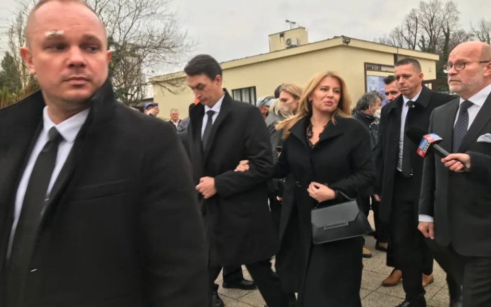 Rozloučení s Miroslavem Žbirkou. Dorazily stovky lidí, mezi nimi i slovenská prezidentka.