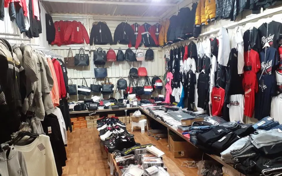 Tommy Hilfiger, Gant i Adidas. Celníci objevili v Sapě padělky za miliony korun