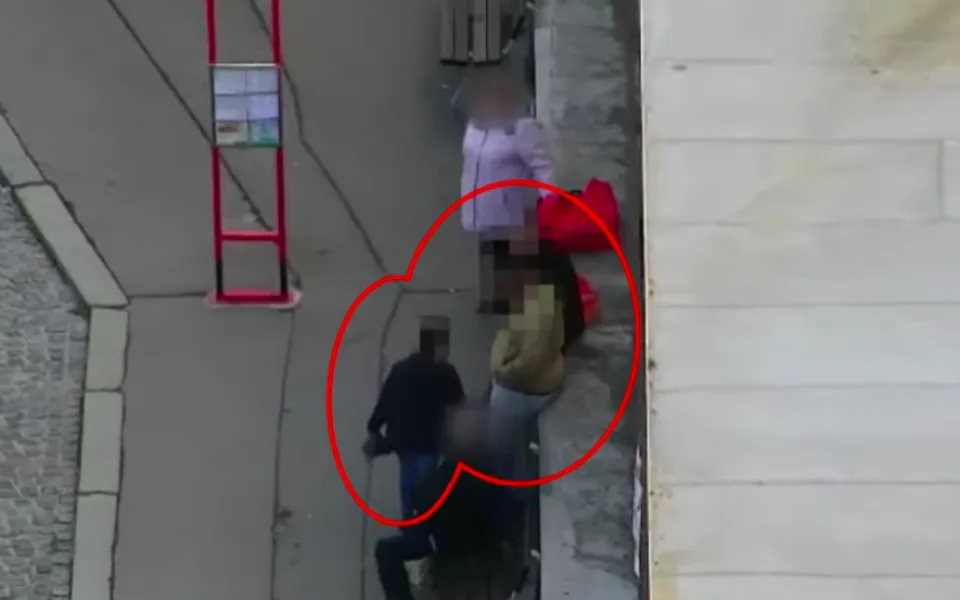 Pochybná partička prodávala v ulicích Prahy parfémy. Pomáhal jim dvanáctiletý chlapec