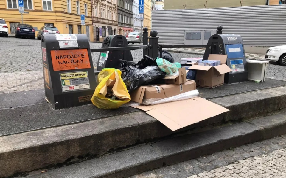 Jak města bojují s přeplněnými kontejnery? Lidé mohou problém hlásit přes aplikace, pro dlouhodobou změnu se musí obrátit na úřad