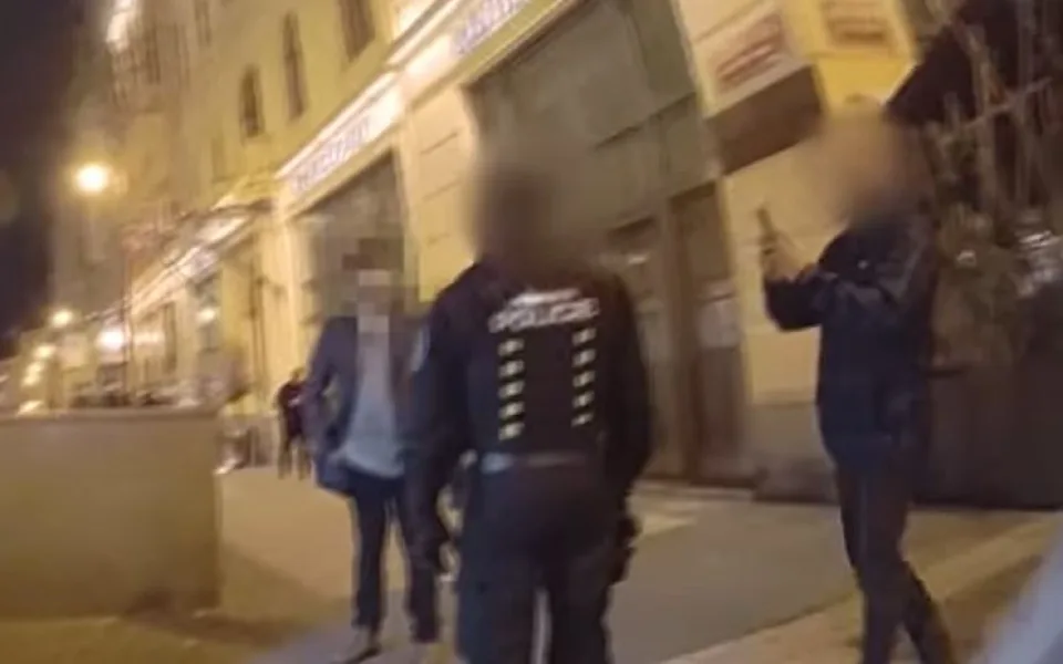 Cizinec povalil odpadkový koš, pak nadával strážníkům. Skončil v poutech