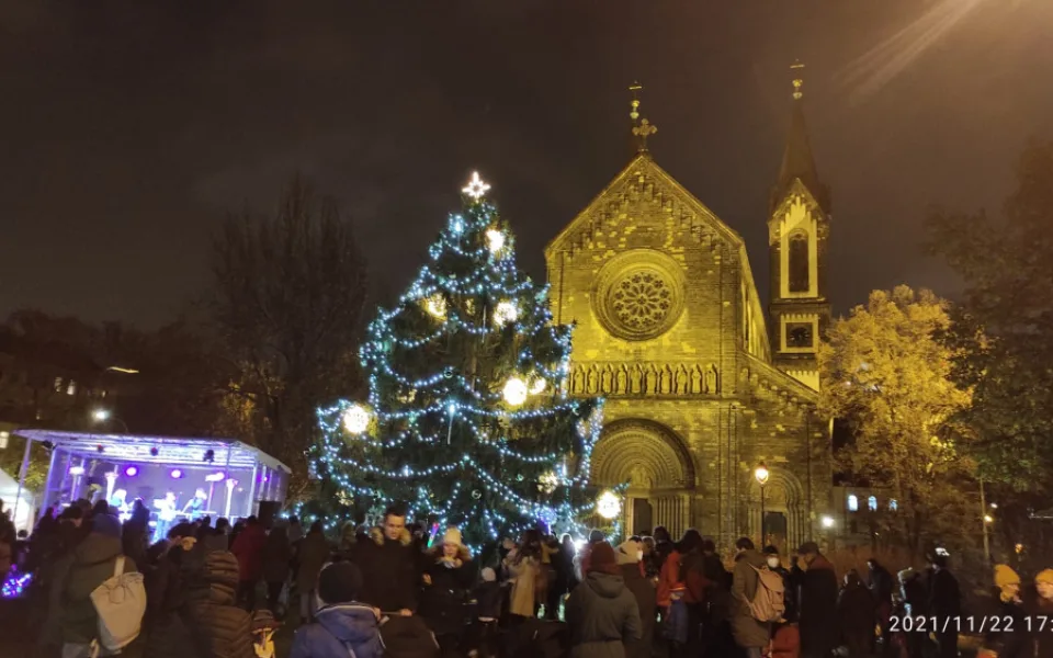 VÁNOCE NA OSMIČCE: Adventní koncerty i hokejový zápas. Strom v Karlíně už svítí