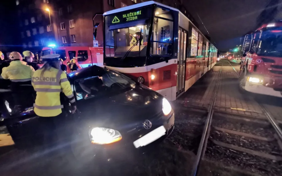 Střet tramvaje a osobního automobilu zastavil provoz na trati v Sokolovské ulici.