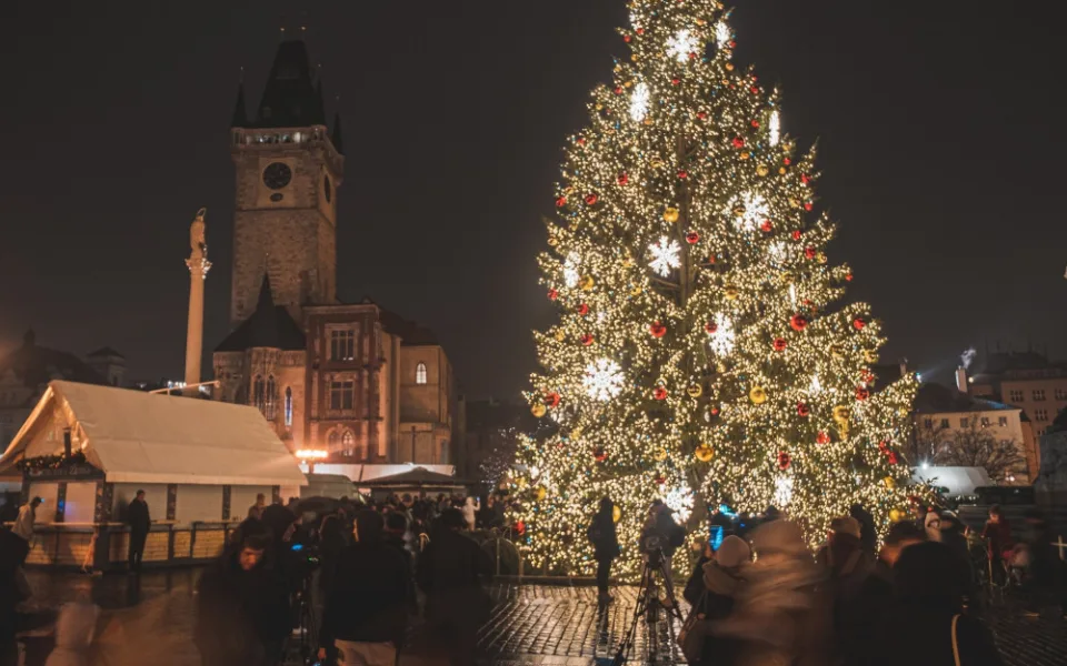 Praha rozsvítila strom na Staroměstském náměstí, slavnost opět nebyla