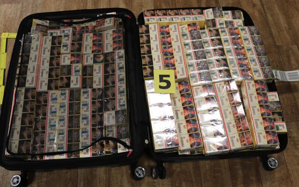 Dvojice nacpala do zavazadel skoro 300 kartonů cigaret. Jejich cesta skončila na letišti.