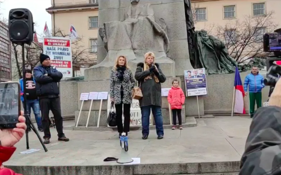 Nemocnice Na Homolce se distancuje od sestry, která promluvila na demonstraci před ministerstvem.