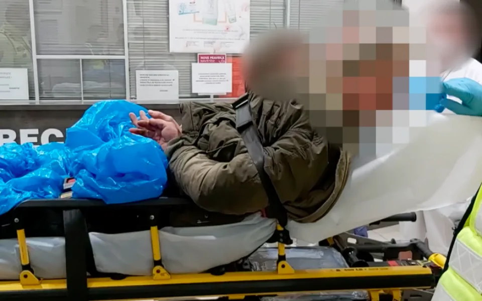 Opilý muž napadal strážníky i záchranáře. Skončil v poutech a poté putoval na záchytku.