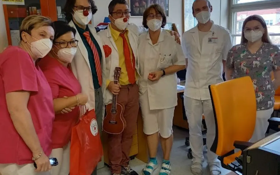 Zdravotní klauni slaví 20 let existence. Včera přinesli symbolických 20 minut radosti lékařům a sestrám.