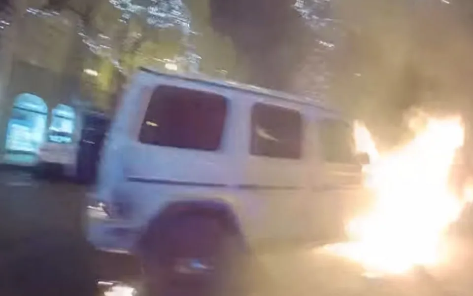 V centru Prahy hořel Mercedes. Někdo pod něj dal kanystr s benzínem