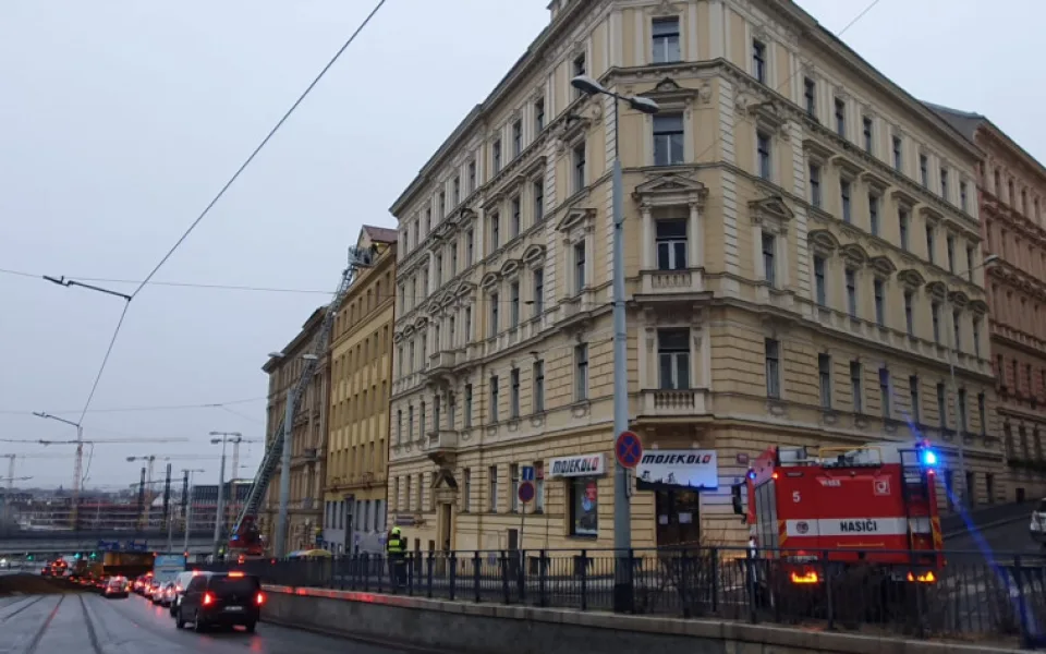 Prahu zasáhl silný vítr. Hasiči zasahovali u uvolněných plechů na střechách