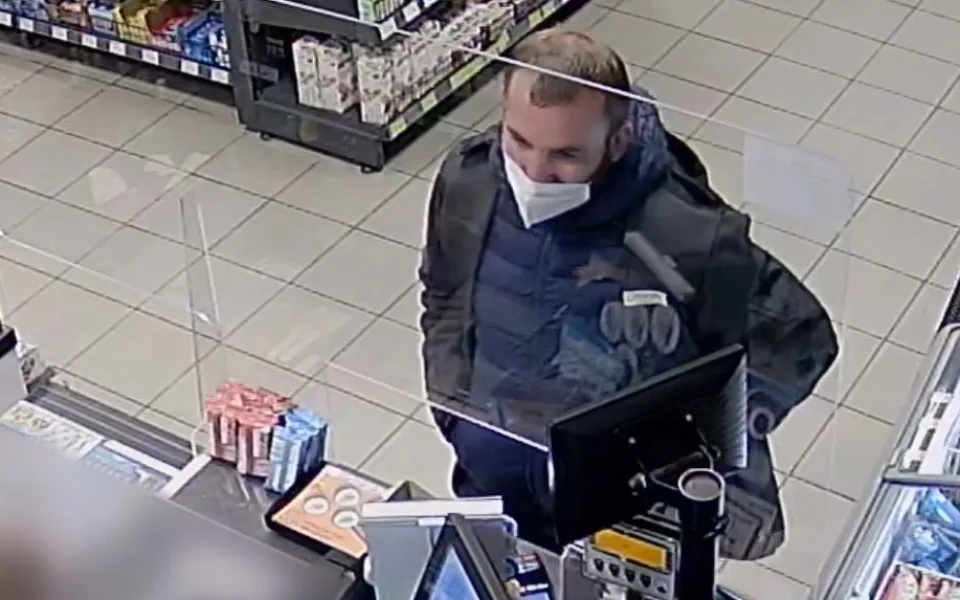Policie pátrá po agresorech. Napadli a okradli muže, pak platili jeho kartou