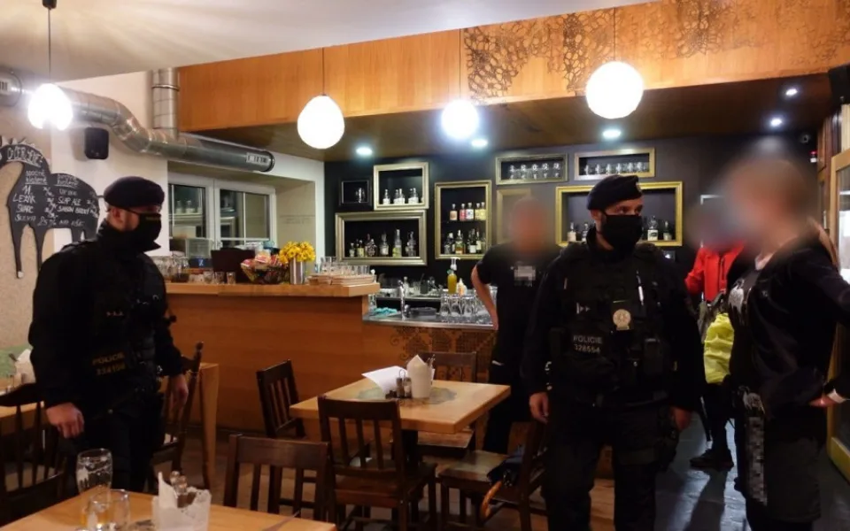 Policie při kontrole jednoho z podniků.