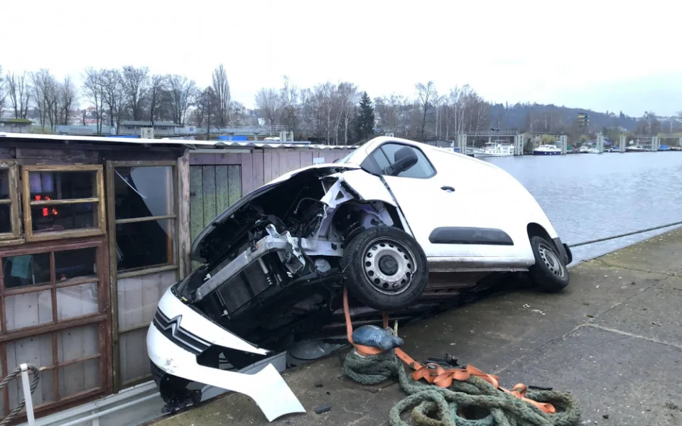 Auto sjelo ze silnice a skončilo na lodi ve Vltavě