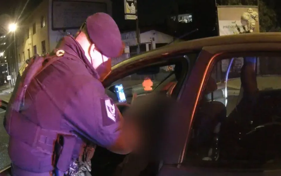 Žena zkolabovala za volantem. Zachránili ji policisté, kteří v tu chvíli projížděli kolem