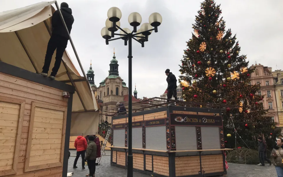 Provozovatelé odváží stánky ze Staromáku. Zoufalá situace, říkají