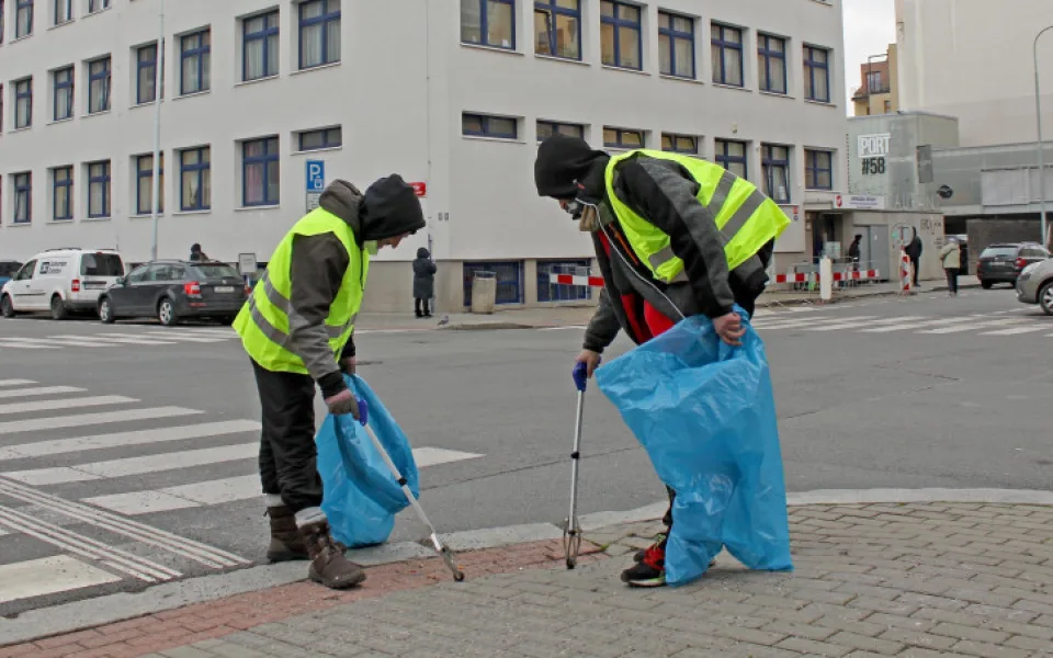 Jakub a Jarda uklízejí v okolí Armády spásy