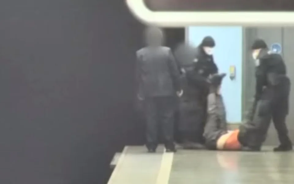 Cizinec spadl do kolejiště metra. Život mu zachránili hlídkující strážníci