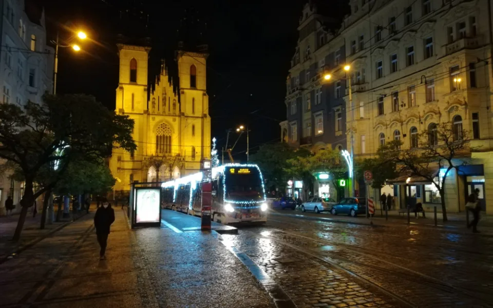 VÁNOCE NA SEDMIČCE: Dva vánoční stromy, bruslení na Letné a charitativní projekty