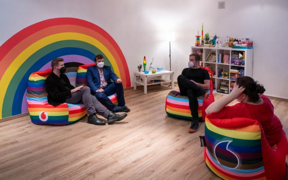 V Praze se otevřelo LGBT+ komunitní centrum. Lidé tu mohou být sami sebou, říkají iniciátoři