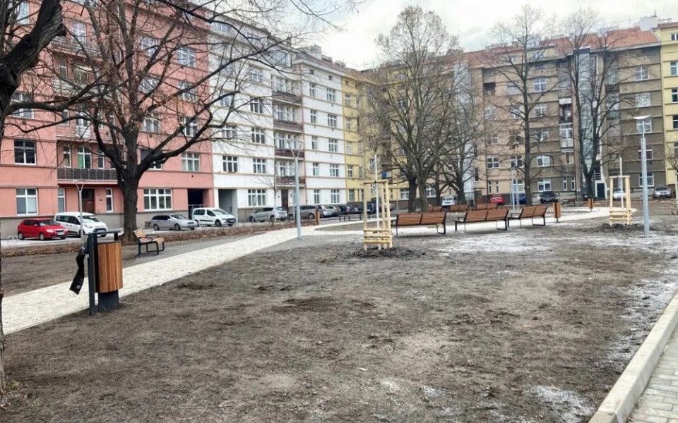 Ve vnitrobloku U Vody jsou nové cesty, lavičky, pítka i osvětlení