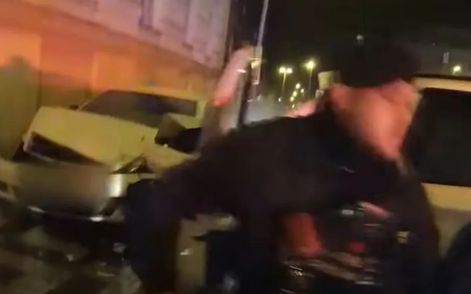 Šestadvacetiletý muž ukradl v Praze auto za milion a půl. Když ujížděl policii, naboural čtyři auta