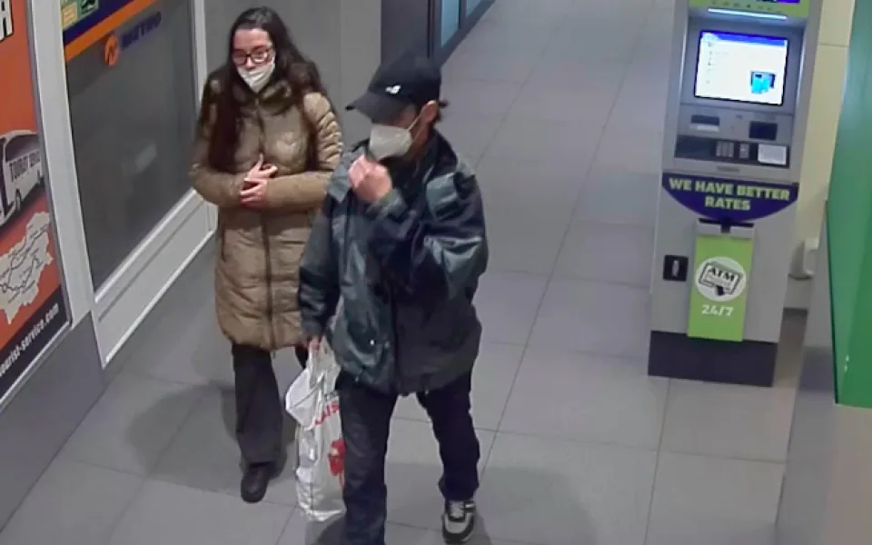 Platil kradenou kartou a nesl tašku oloupené seniorky. Policie hledá muže z kamerového záznamu.