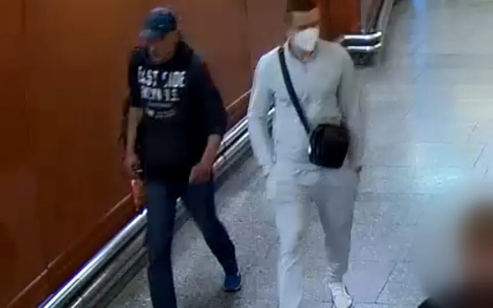 Pražští policisté pátrají po mužích, kteří platili odcizenými platebními kartami