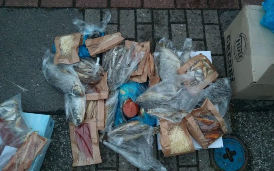Veterináři s policisty v autě objevili živé ryby bez vody a pochybné potraviny. Jde o týrání zvířat
