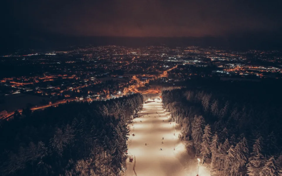 Ještěd Ski Opening proběhne již tento víkend. Celodenní ježdění včetně večerka bude stát 590 korun