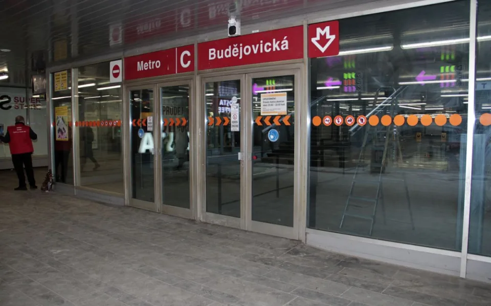 Cestující mohou po půl roce opět využít výstup z metra na Budějovické