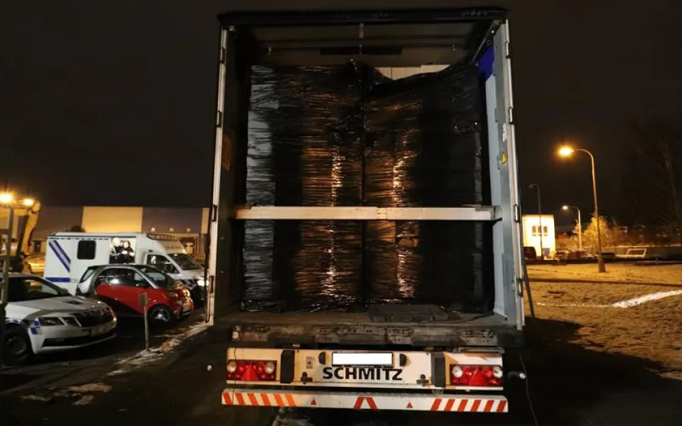 Rekordní záchyt. Pražští celníci odhalili v rumunských kamionech téměř 21 milionů cigaret.