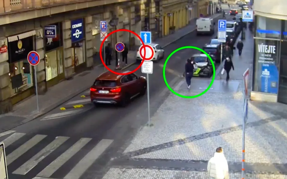 Dva cizinci vykradli zaparkované auto. Policie je dopadla dříve, než okradená zavolala 158.