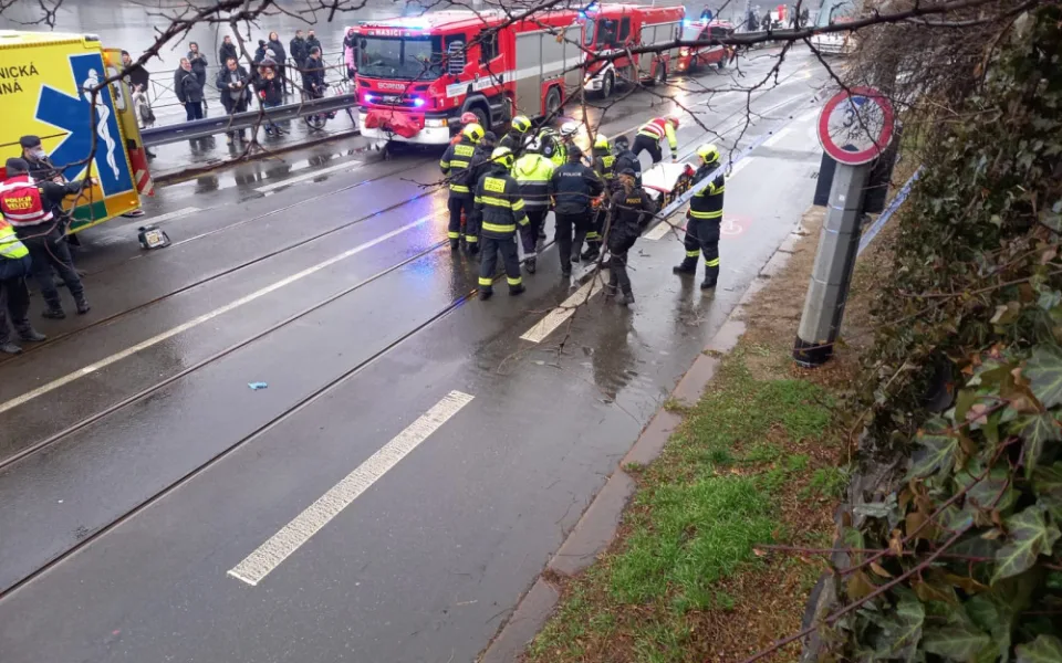 Z vyšehradských hradeb se zřítil muž, pokus o sebevraždu přežil.