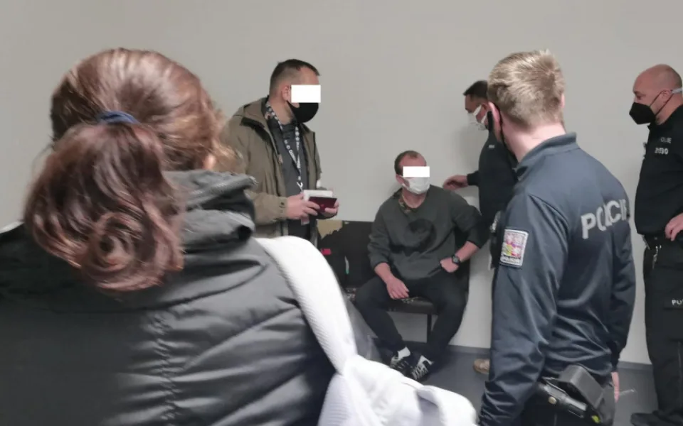 Sedmnáct let unikal. Uprchlého Čecha eskortovala policie z Panamy, let zkomplikoval opilý muž.