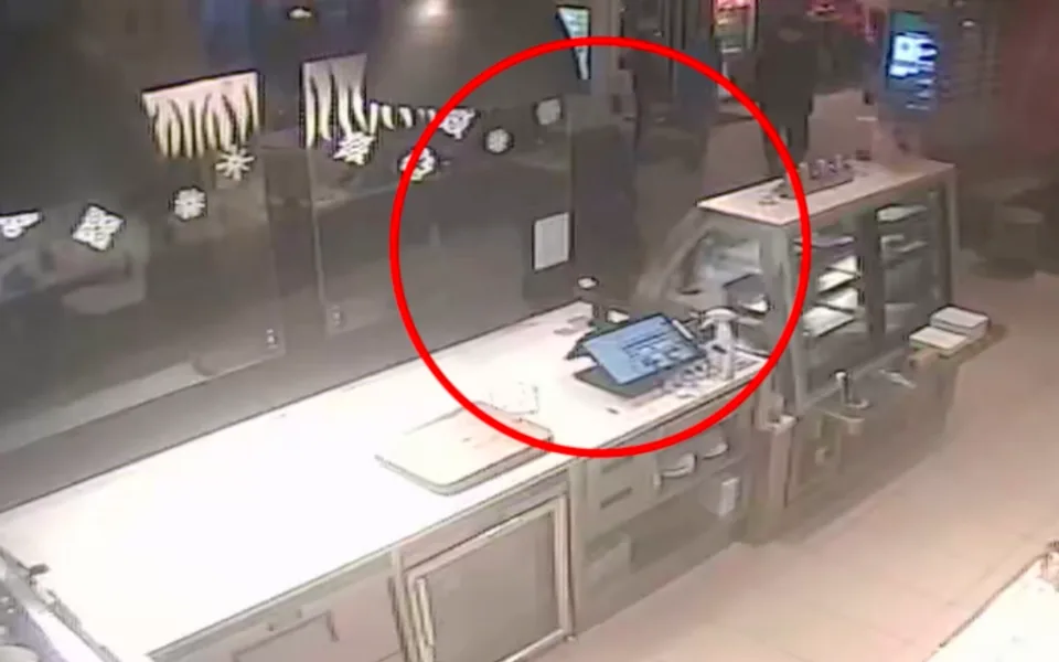 Zloděj v McDonald's okradl zaměstnankyni o iPhone. Poznáváte ho?