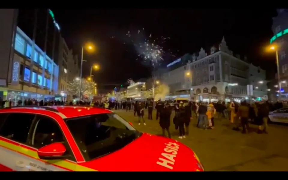 Na Václavském náměstí v Praze stovky lidí vítaly nový rok pyrotechnikou.