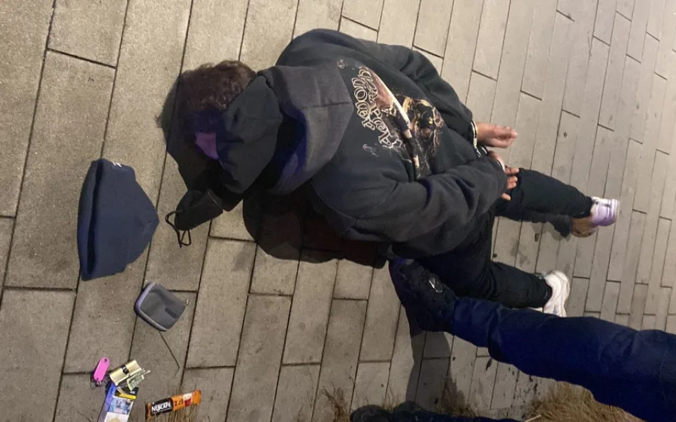 Muž vytáhl na ženu nůž a ukradl jí kabelku. O chvíli později ho chytili policisté
