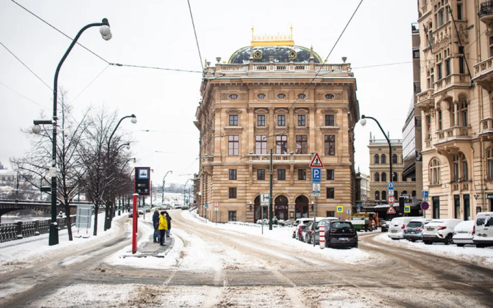 Nadprůměrné teploty vystřídá sníh a mráz. Hrozí povodně i ledovky