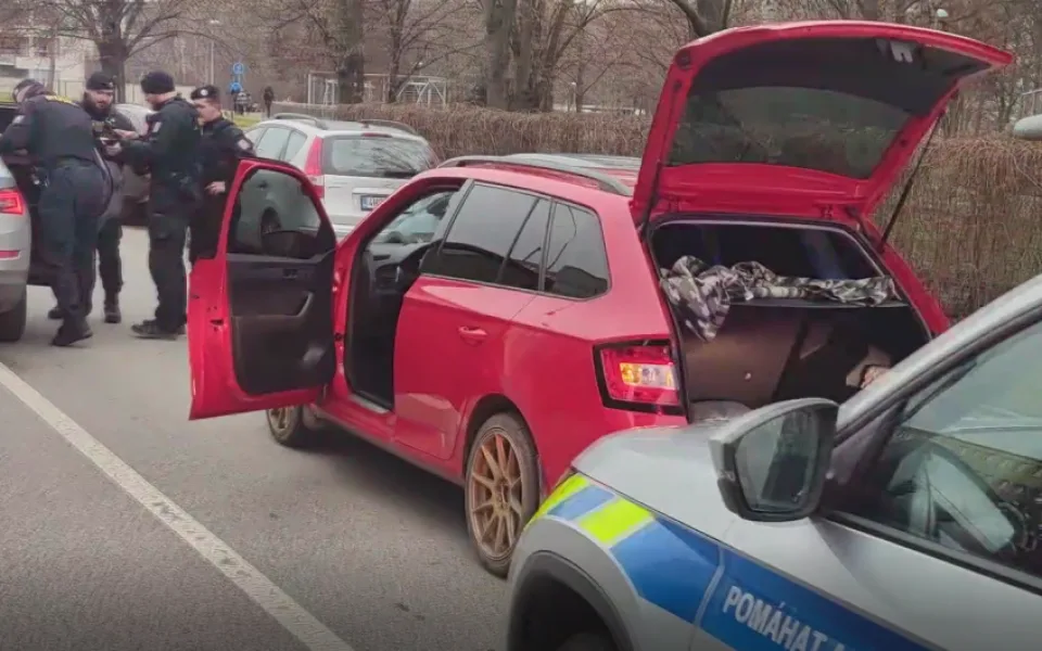 Muž s mačetou ukradl na silvestra auto. Hrozí mu dva roky ve vězení