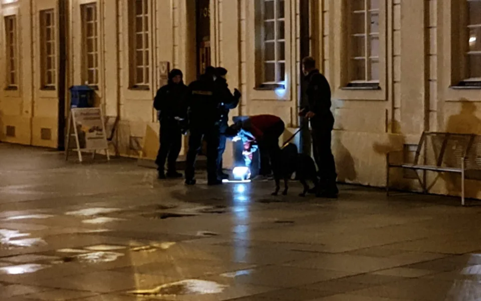 Anonym se představil jako Král světa. Pak nahlásil bombu na Pražském hradě