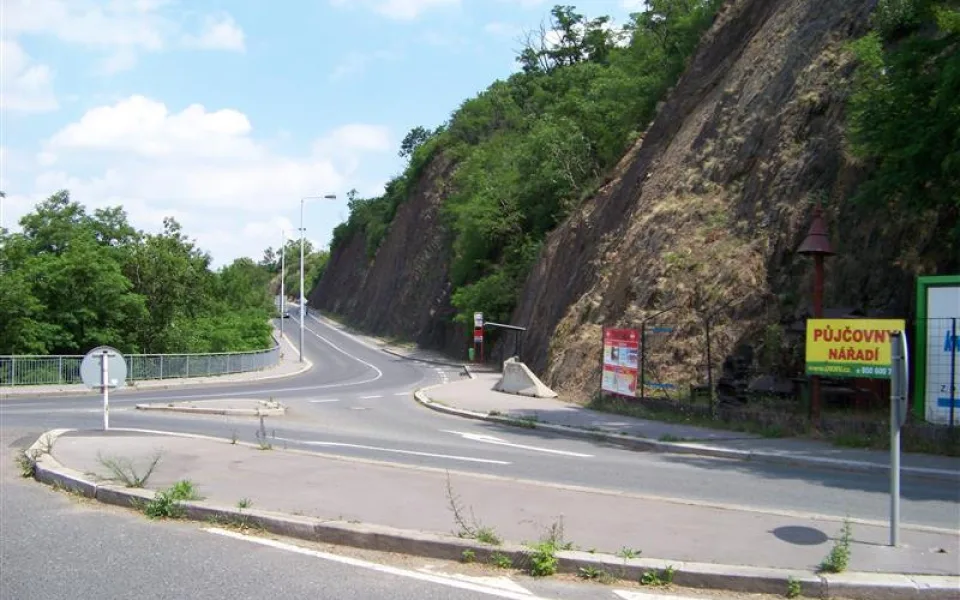 Sanace svahu a oprava opěrné zdi v Praze omezí dopravu