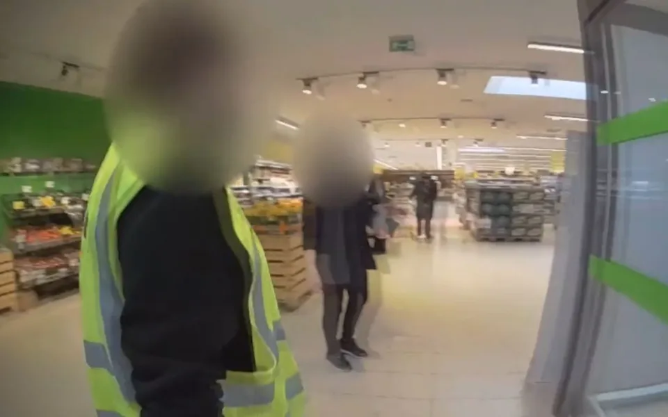 Muž si odnesl nákup z Albertu bez zaplacení. Skončil na psychiatrii