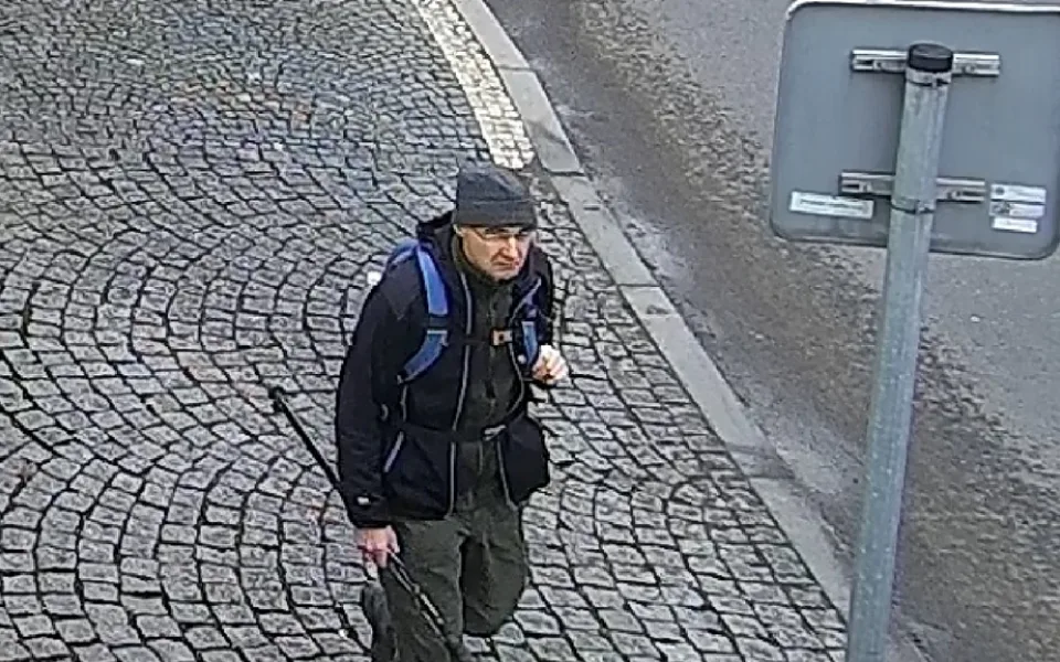 Policie pátrá po muži, který poškodil autobus. Poznáváte ho?