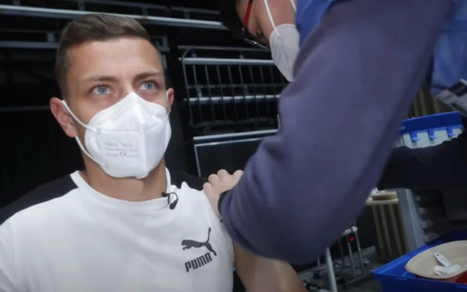 Tomáš Holeš při očkování.