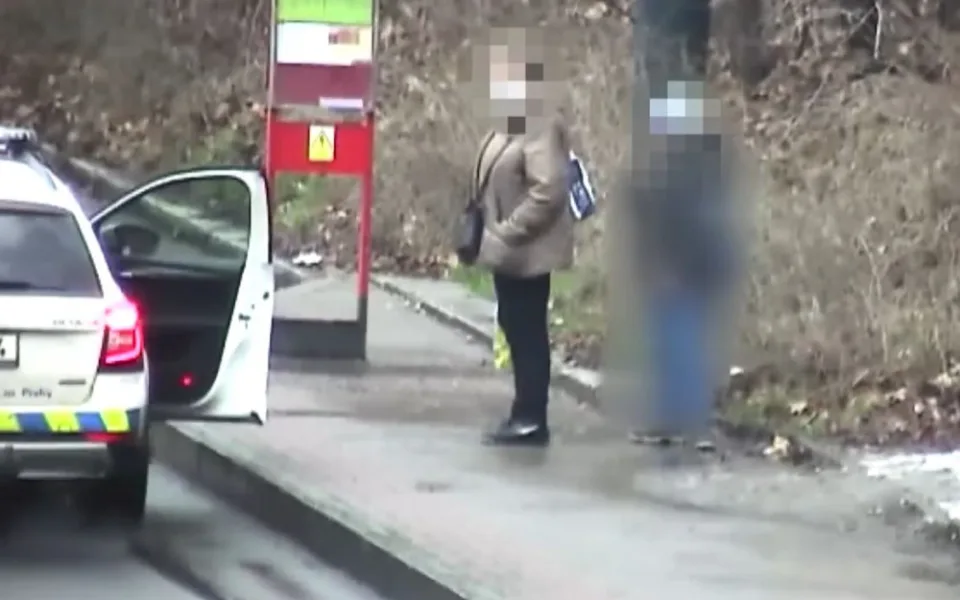 Chlapec zkoušel první graffiti, babička koupila spreje a hlídala