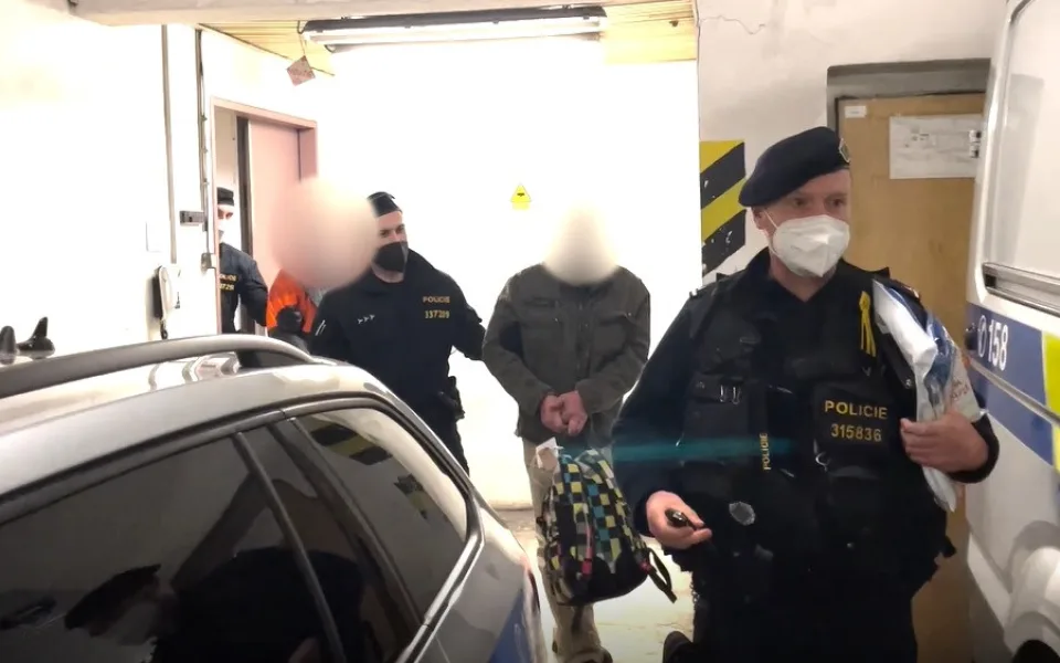 Cizinci si bez dokladů chtěli koupit kalašnikov. Prověřují je i kvůli extremismu a terorismu