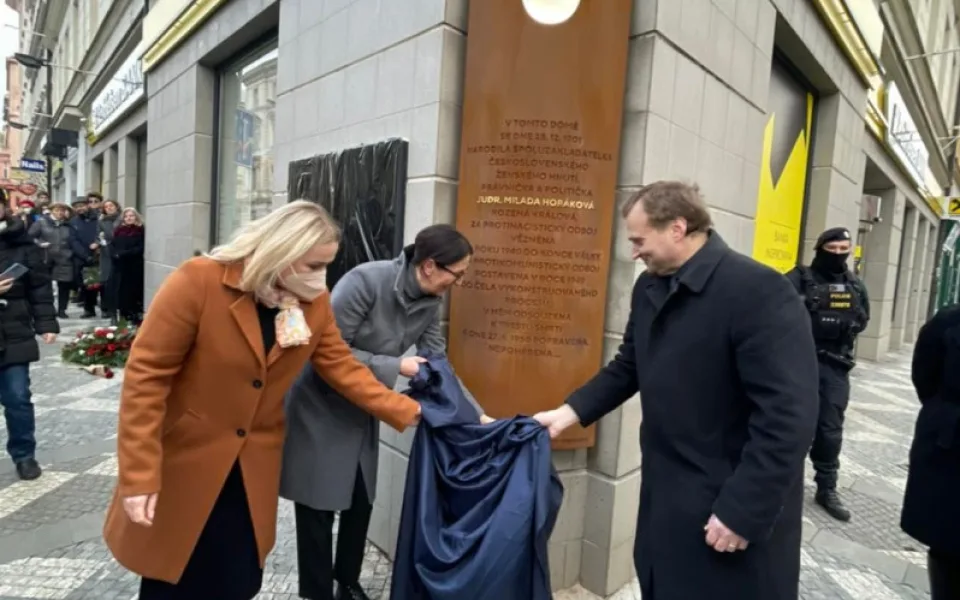 Praha 2 slavnostně odhalila pamětní desku Horákové. Popravená právnička na Dvojce žila i studovala